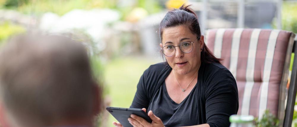 Anna-Maria Toska, Erhebungsbeauftragte für den Zensus 2022, führt eine Befragung durch.