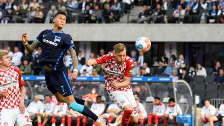 Davie Selke (links) muss mit Hertha weiter zittern.