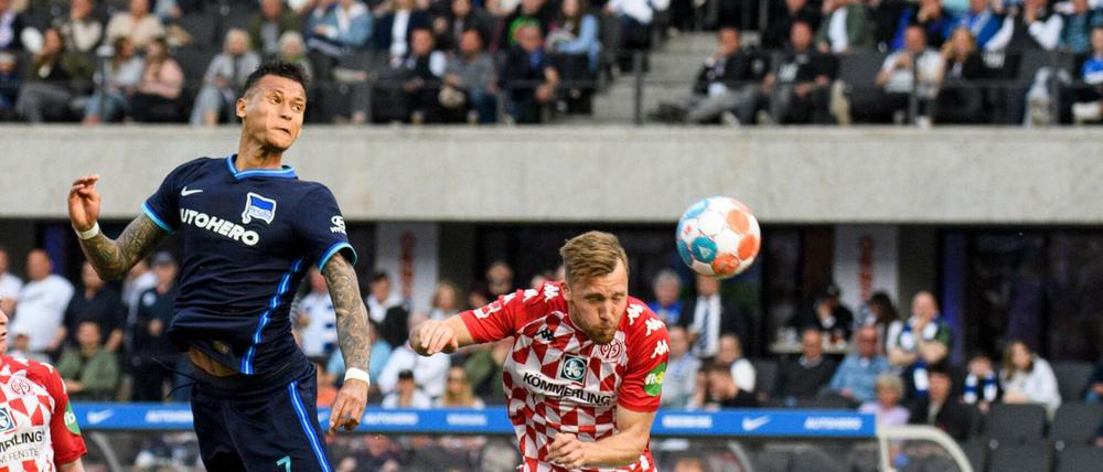 Davie Selke (links) muss mit Hertha weiter zittern.