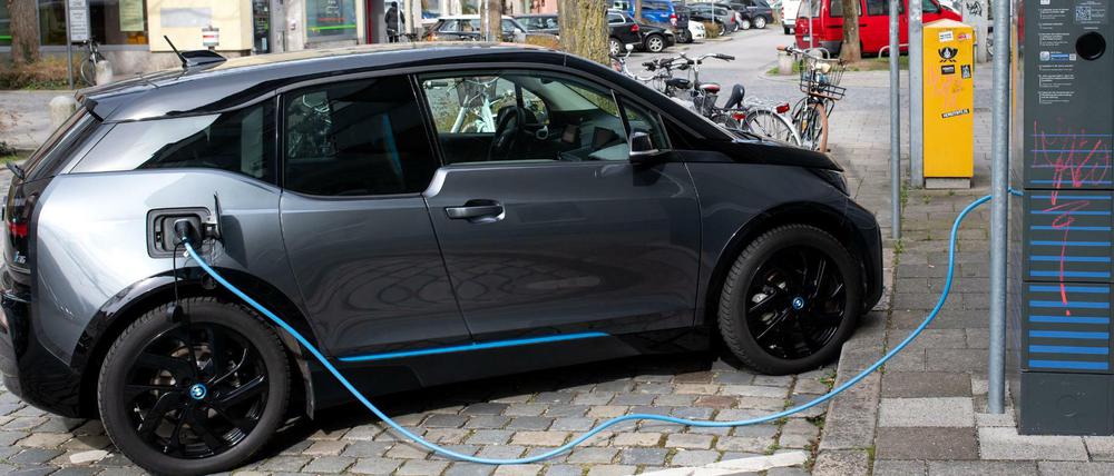 E-Autos statt Öffentlichem Verkehr: So stellt sich Verkehrsminister Wissmann die Verkehrswende vor. 