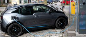 E-Autos statt Öffentlichem Verkehr: So stellt sich Verkehrsminister Wissmann die Verkehrswende vor. 