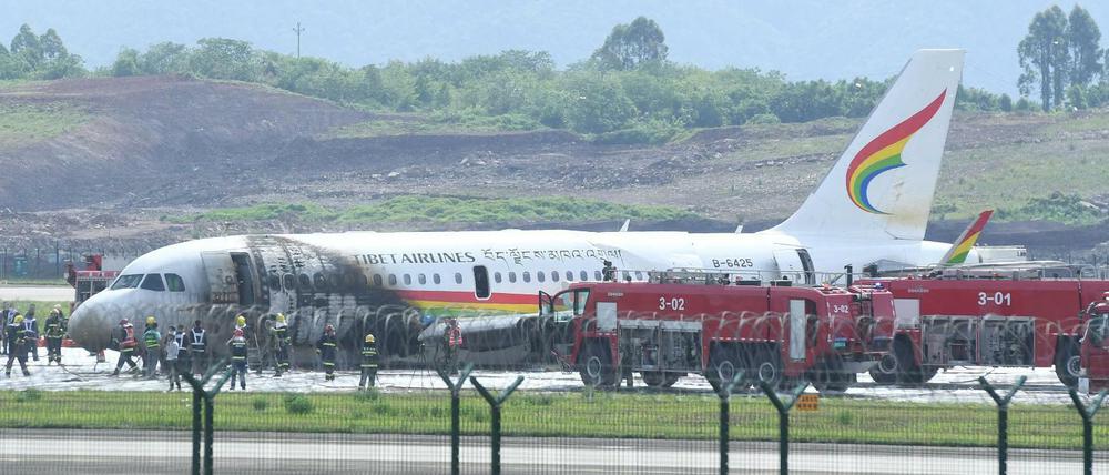 Die A319 von Tibet Airlines steht ausgebrannt auf dem internationalen Flughafen von Chongqing im Südwesten von China.