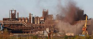 Rauch steigt während des Beschusses aus dem Stahlwerk Azovstal in Mariupol auf.