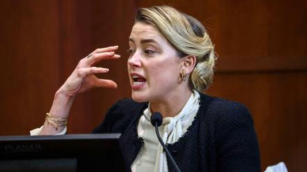 Die Schauspielerin Amber Heard im Gerichtssaal des Fairfax County Circuit Court in Virginia.