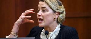 Die Schauspielerin Amber Heard im Gerichtssaal des Fairfax County Circuit Court in Virginia.
