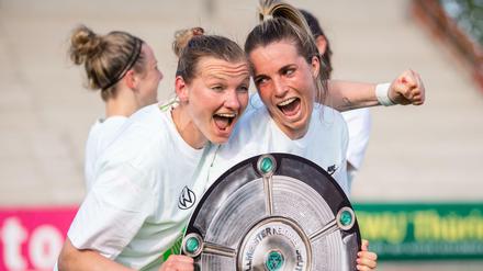 Da ist das Ding. Alexandra Popp (links) und Sandra Starke feiern den Titelgewinn mit dem VfL Wolfsburg.