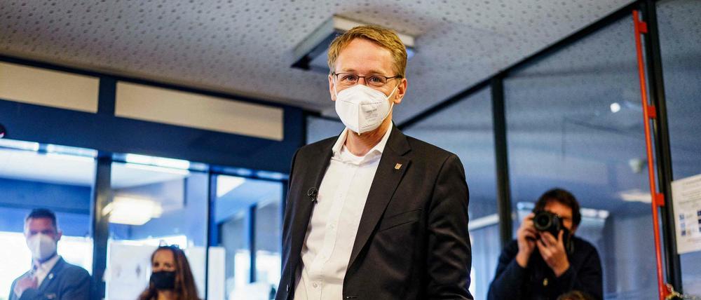 Ministerpräsident Daniel Günther (CDU) gibt seine Stimme bei der Landtagswahl in Schleswig-Holstein ab.
