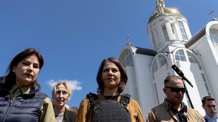 Zeichen der Verbundenheit. Annalena Baerbock besucht eine Kirche im ukrainischen Butscha.