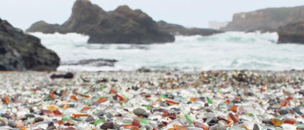 Bunte Glassplitter als Schutz eines Biotops. Der Glass Beach im kalifornischen Fort Bragg.