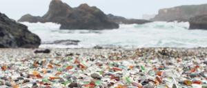 Bunte Glassplitter als Schutz eines Biotops. Der Glass Beach im kalifornischen Fort Bragg.