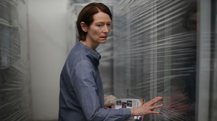Die Botanikerin Jessica (Tilda Swinton) wandelt desorientiert durch Bogotá.
