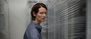 Die Botanikerin Jessica (Tilda Swinton) wandelt desorientiert durch Bogotá.
