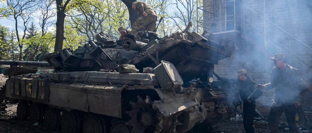 Ukrainische Soldaten reparieren ihren Panzer in der Region Donezk.