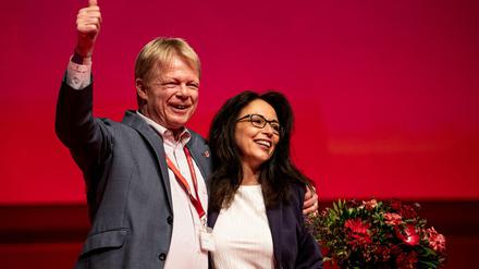 Geteilte Freude: Reiner Hoffmann gratulierte seiner Nachfolgerin Yasmin Fahimi zum Wahlergebnis. 