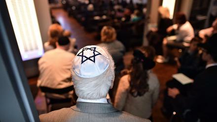 Jüdische Gemeindemitglieder einer Synagoge.
