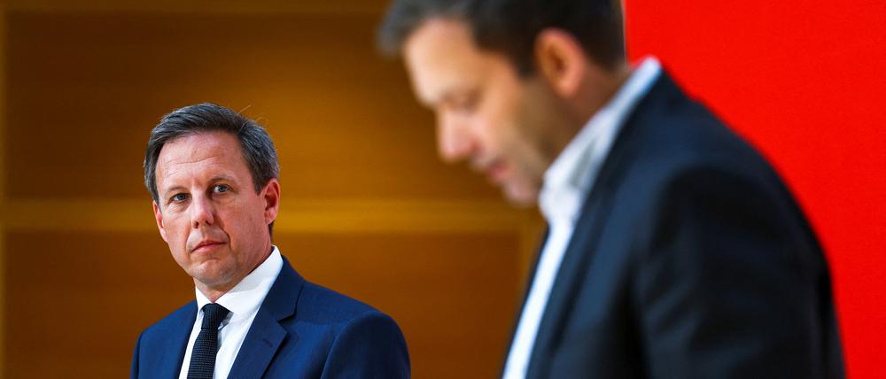 Haben schon schönere Tage erlebt: Der SPD-Spitzenkandidat Thomas Losse-Müller (links) mit Parteichef Lars Klingbeil am Tag nach der Niederlage in Schleswig-Holstein.