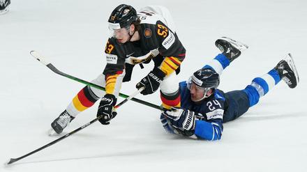Moritz Seider (l.) spielte eine überragende NHL-Saison und läuft bei der WM für Deutschland auf.