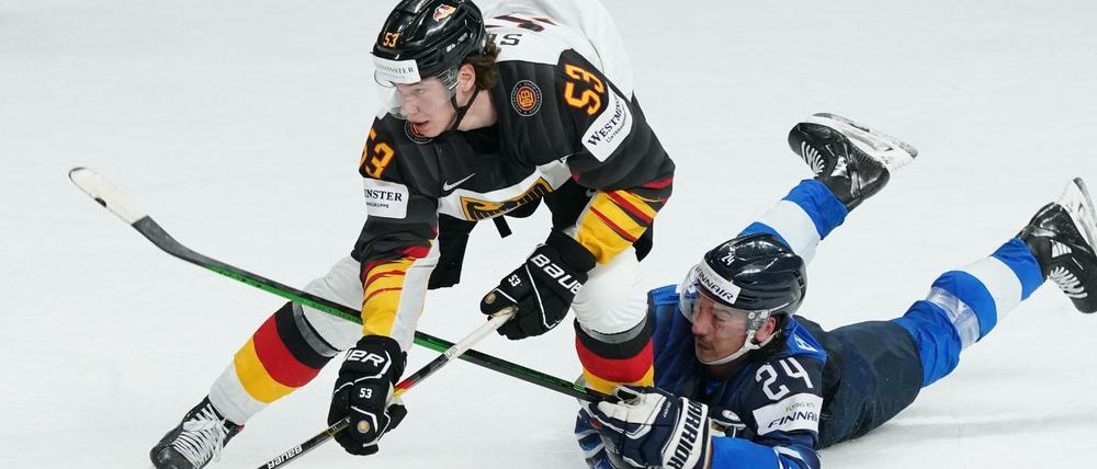 Moritz Seider (l.) spielte eine überragende NHL-Saison und läuft bei der WM für Deutschland auf.