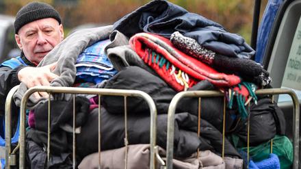 Rolf Hennig, Fahrer eines Kältebusses, bringt Schlafsäcke und Kleiderspenden in die Wäschekammer der Berliner Stadtmission an der Lehrter Straße.