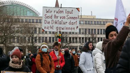 Im Verschwörungswahn. Radikalisierte Impfgegner vergleichen die Demokratie der Bundesrepublik mit einer Diktatur. Hier sind es Demonstranten in Potsdam.