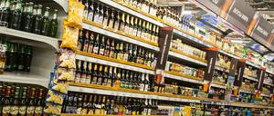 Ein Regal mit Bierflaschen in einem Laden in Moskau.