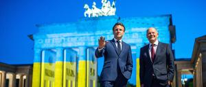 Bundeskanzler Olaf Scholz empfing am Montagabend Frankreichs Präsident Emmanuel Macron, samt Fototermin vor dem Brandenburger Tor.