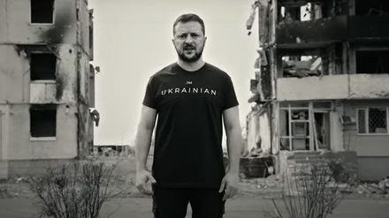 Wolodymyr Selenskyj – in einem zerstörten Wohnviertel von Kiew.