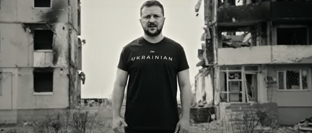 Wolodymyr Selenskyj – in einem zerstörten Wohnviertel von Kiew.