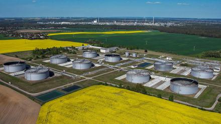 Die Tanks der PCK-Raffinerie in Schwedt: Von hier werden Berlin, Brandenburg und Mecklenburg-Vorpommern mit Kraftstoffen versorgt.