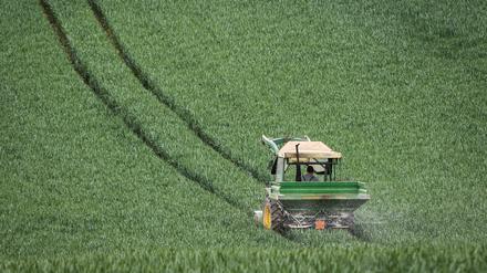 Düngemittel sind schwer verzichtbar, ihr Einsatz kann jedoch der Umwelt schaden und er wird zunehmend teurer.