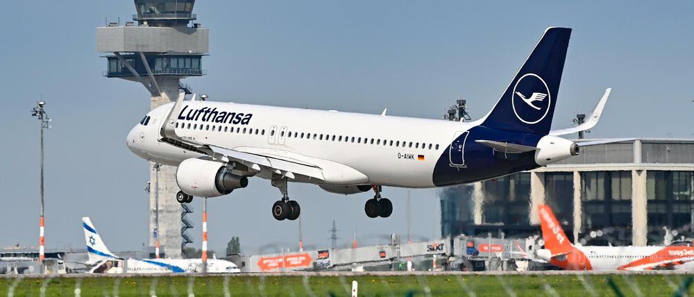 Ein Passagierflugzeug der Lufthansa ist im Landeanflug auf die Südbahn am Hauptstadtflughafen BER.