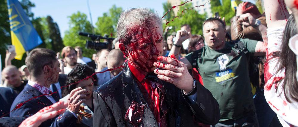 Sergej Andrejew (M), russischer Botschafter in Polen, wird auf dem Friedhof für die gefallenen sowjetischen Soldaten im Zweiten Weltkrieg in Warschau mit roter Farbe bespritzt.