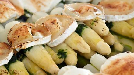 Ob überbacken oder gekocht: Spargel ist ein Gemüse für Genießer - doch es kommt auf die Qualität an.