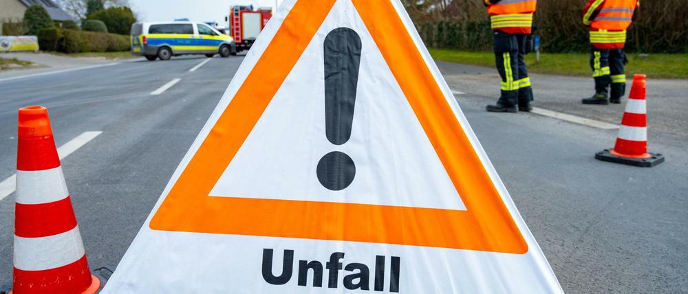 Ein Warndreieick steht nach einem Unfall auf der Bundesstraße 111.