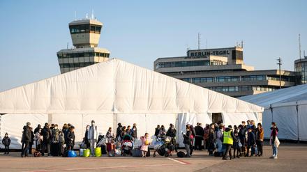 Geflüchtete aus der Ukraine kommen an einem neu errichteten Ankunftszentrum auf dem Rollfeld vom ehemaligen Flughafen TXL an. 