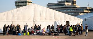 Geflüchtete aus der Ukraine kommen an einem neu errichteten Ankunftszentrum auf dem Rollfeld vom ehemaligen Flughafen TXL an.
