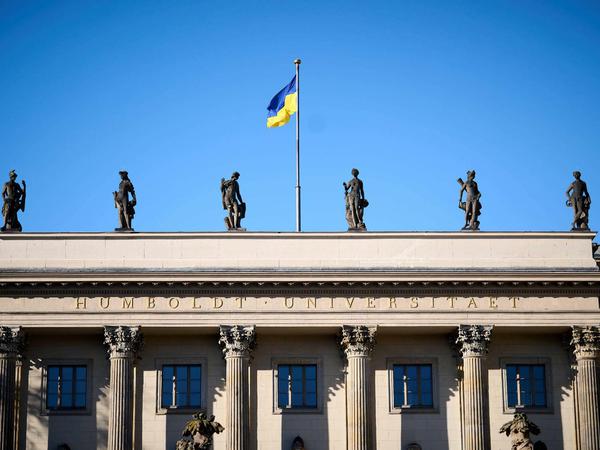 Die ukrainische Fahne flattert über dem Hauptportal der Humboldt-Universität zu Berlin.