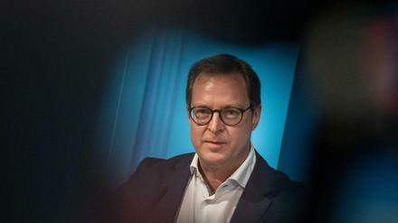 Der neuernannte CSU-Generalsekretär Martin Huber gibt nach der Sitzung des CSU-Parteivorstands eine Pressekonferenz.