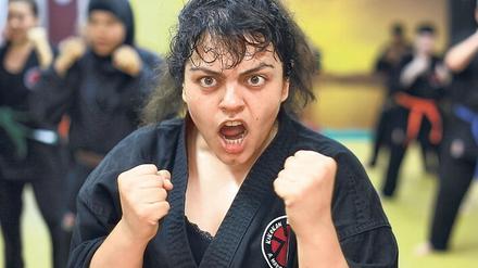 Eiserner Wille und Bauchmuskeln: Nico (Sara Fazilat) lernt im Dojo, die Kraft des Gegners in eigene Stärke zu verwandeln.