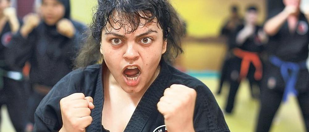 Eiserner Wille und Bauchmuskeln: Nico (Sara Fazilat) lernt im Dojo, die Kraft des Gegners in eigene Stärke zu verwandeln.