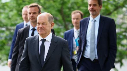 Kanzler Olaf Scholz auf dem Weg in den Verteidigungsausschuss.