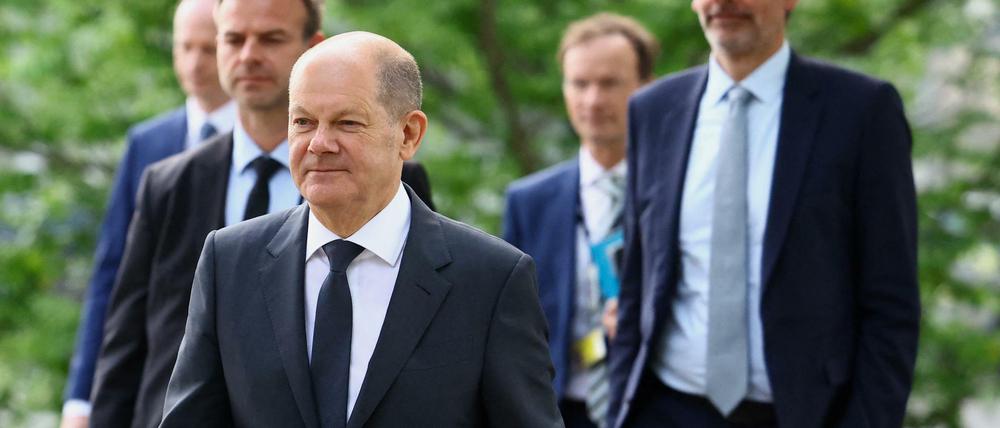 Kanzler Olaf Scholz auf dem Weg in den Verteidigungsausschuss.