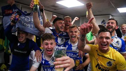 Die Bristol Rovers schafften das beinahe Unmögliche und stiegen nach einem Sieben-Tore-Sieg am letzten Spieltag noch auf.