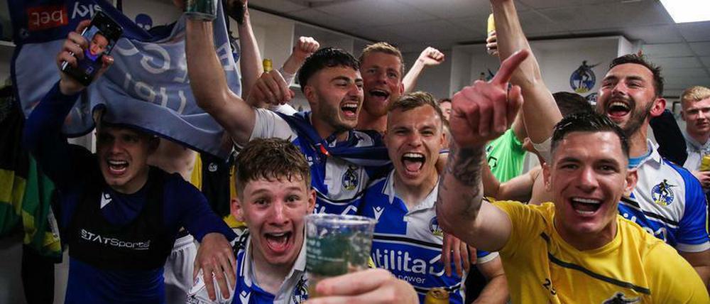 Die Bristol Rovers schafften das beinahe Unmögliche und stiegen nach einem Sieben-Tore-Sieg am letzten Spieltag noch auf.