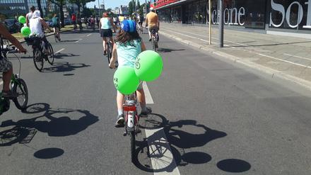 Ein Kind auf einer Fahrraddemonstration in Berlin (Archiv)
