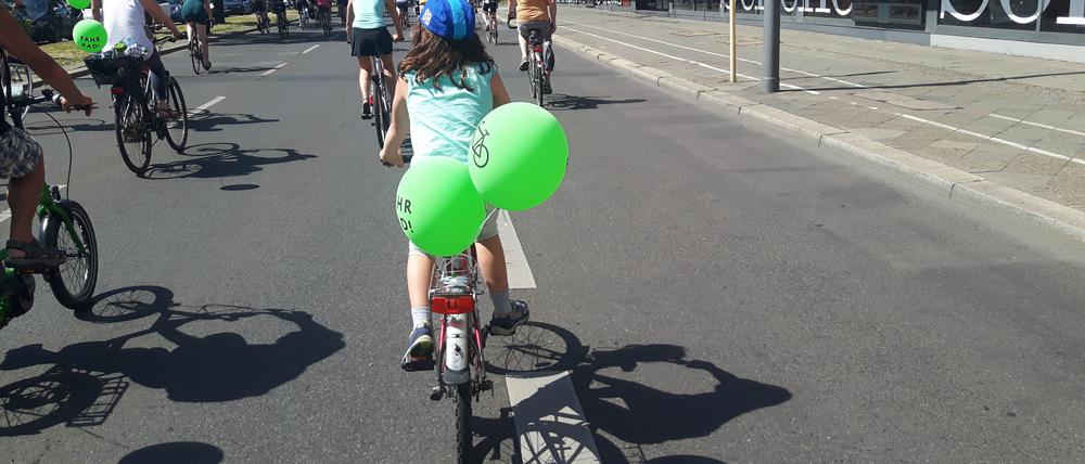 Ein Kind auf einer Fahrraddemonstration in Berlin (Archiv)