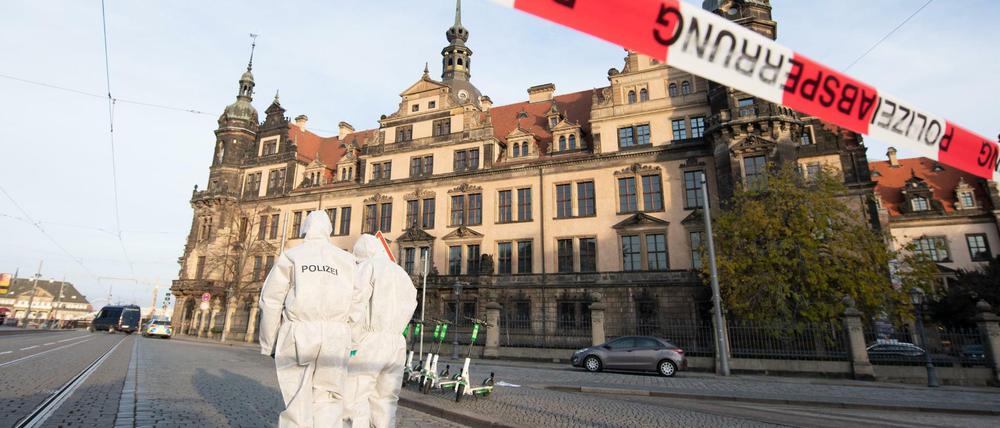 Mitarbeiter der Spurensicherung vor dem Residenzschloss, in dem sich das Grüne Gewölbe befindet.