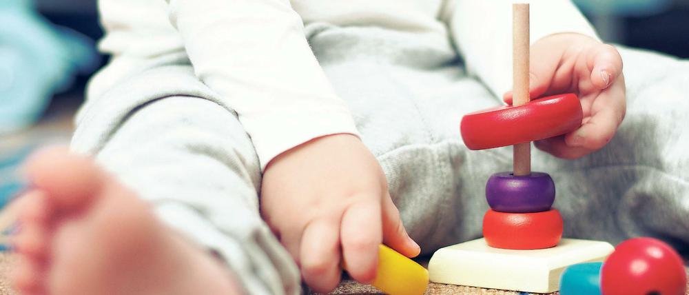 Ein Kleinkind beim Spielen (Archivbild).