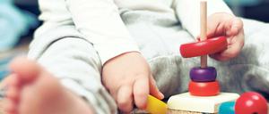 Ein Kleinkind beim Spielen (Archivbild).