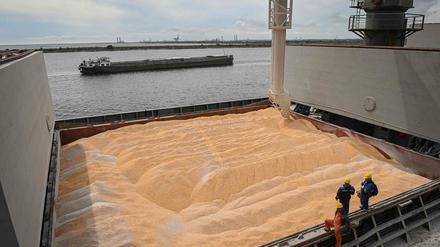 Getreideverladung im rumänischen Schwarzmeerhafen Konstanza. Auch Weizen aus der Ukraine könnte von hier aus exportiert werden. 